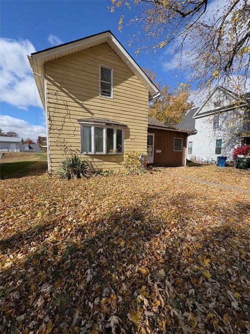 404 Busch St, Muscatine, IA, 52761-2839 | Card Image