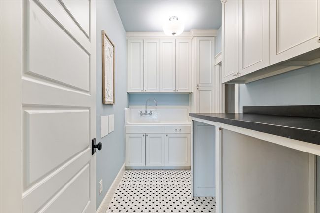 TONS of SPACE to do laundry! Built in sink | Image 18