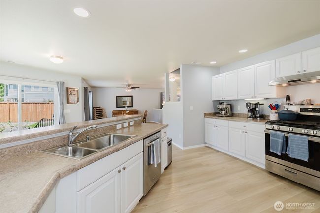 and lots of counter space | Image 15
