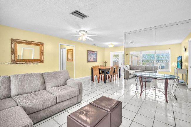 700 Nw 88 Th Ter, House other with 3 bedrooms, 2 bathrooms and null parking in Pembroke Pines FL | Image 8