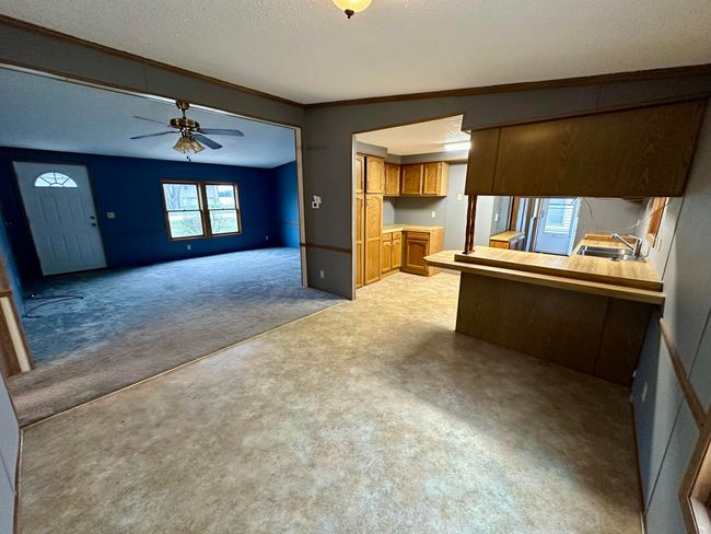 Eating Area and Living Room | Image 12