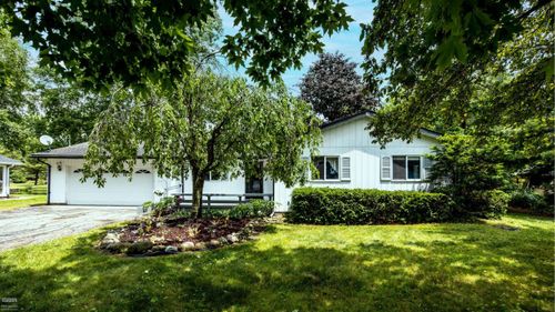 10087 Margaret Dr, Pinckney, MI, 48169-8602 | Card Image