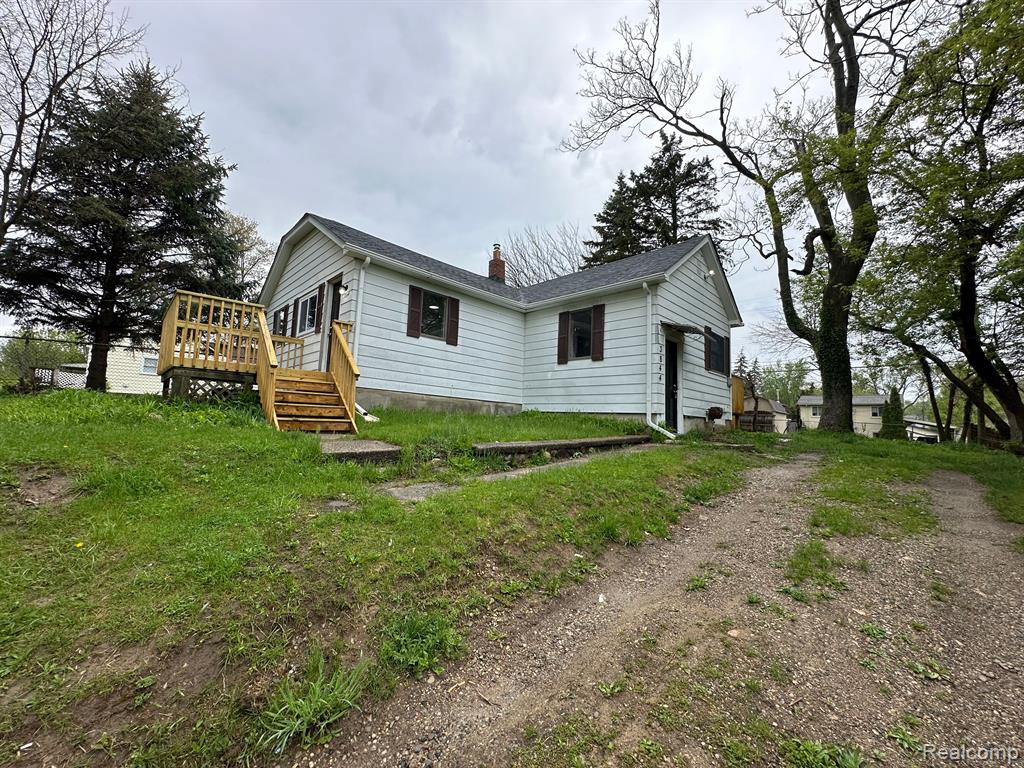 Cresthaven Dr, Waterford, MI 48328