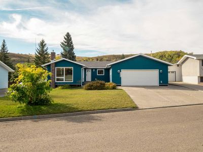 336 Canyon Cres, House detached with 3 bedrooms, 2 bathrooms and 4 parking in Pincher Creek AB | Image 1