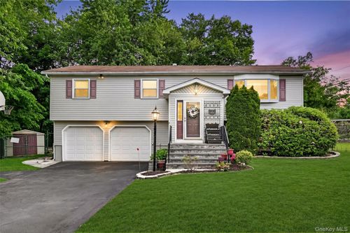 7 Spur Dr, Nanuet, NY, 10954-1329 | Card Image