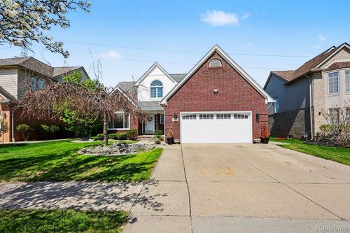 57595 Yorkshire Dr, Washington Twp, MI, 48094-3571 | Card Image