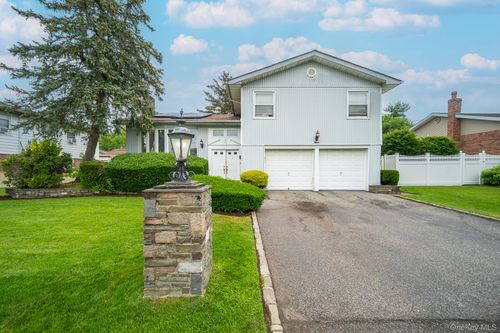 15 Jackie Dr, Westbury, NY, 11590-2807 | Card Image