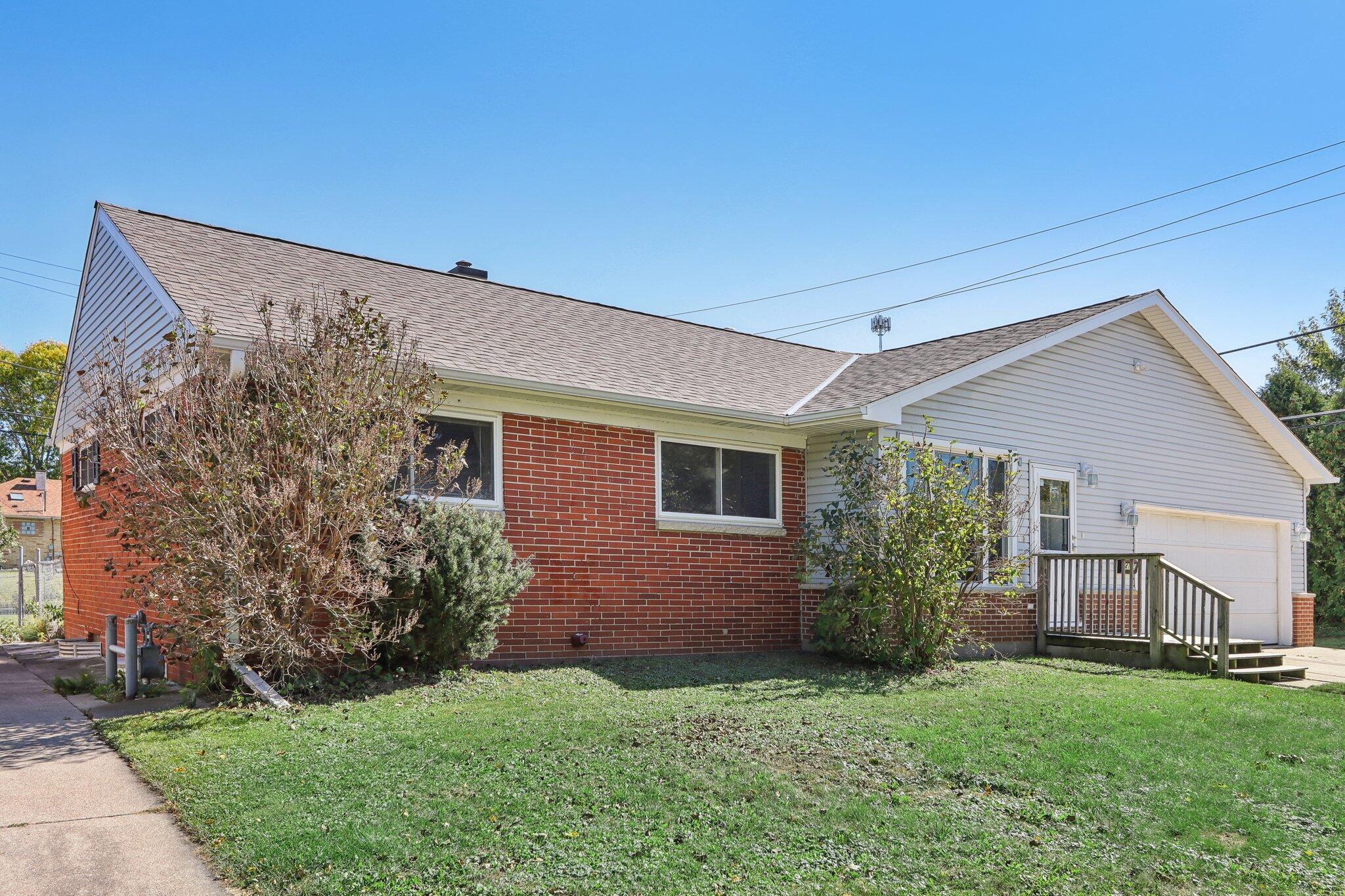 Troy Ave, Saint Francis, WI 53235