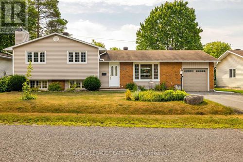 10 Dogwood Dr, Munster, ON, K0A3P0 | Card Image