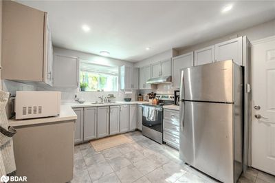 LOWER - 63 Gunn St, House other with 2 bedrooms, 1 bathrooms and 2 parking in Barrie ON | Image 2