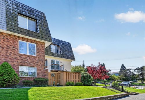 12 Laudaten Way, Warwick, NY, 10990-3832 | Card Image