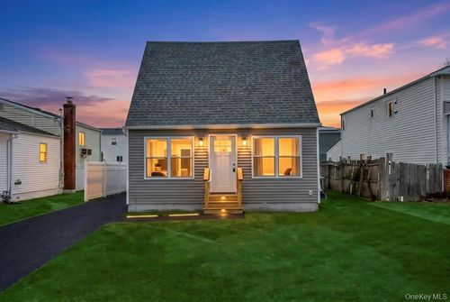 52 Halycon Rd, Lindenhurst, NY, 11757-6701 | Card Image