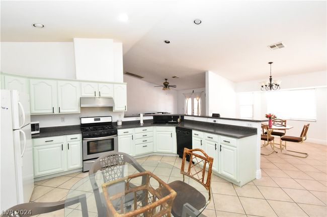 Large open kitchen | Image 16