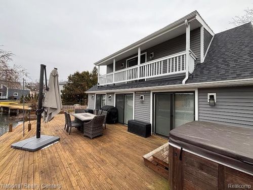 1390 Bamford Dr, Waterford, MI, 48328-4716 | Card Image