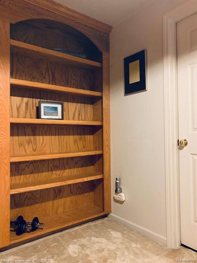 Built-in bookcases in the LL... | Image 32