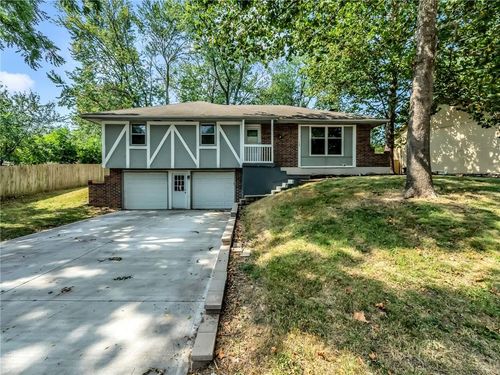 1300 Ne Browning Ln, Lee's Summit, MO, 64086-5501 | Card Image