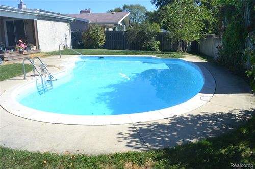 8704 Edna Dr, Warren, MI, 48093-2277 | Card Image