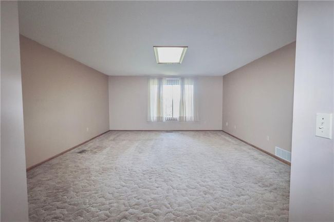 Carpeted empty room featuring baseboards | Image 28