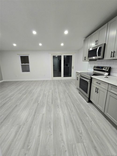 132 Roosevelt Ave, Valley Stream, NY, 11581-1140 | Card Image