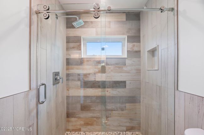 jack and jill bathroom on level 3 | Image 35