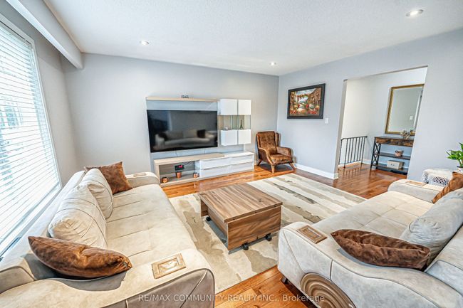 702 Castleguard Cres, House other with 4 bedrooms, 2 bathrooms and 4 parking in Burlington ON | Image 7