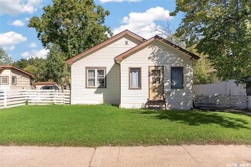 410 Grandview Street W, House with 2 bedrooms, 1 bathrooms and 4 parking in Moose Jaw SK | Card Image