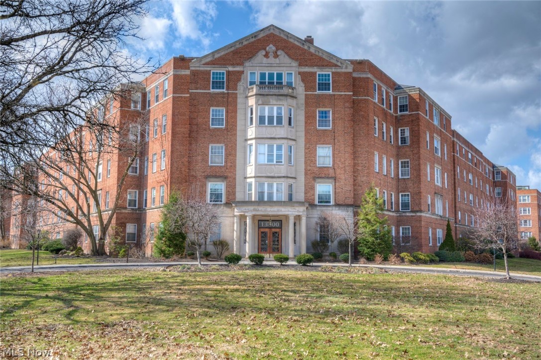 201 13800 Fairhill Road, Sold in Cleveland Zoocasa