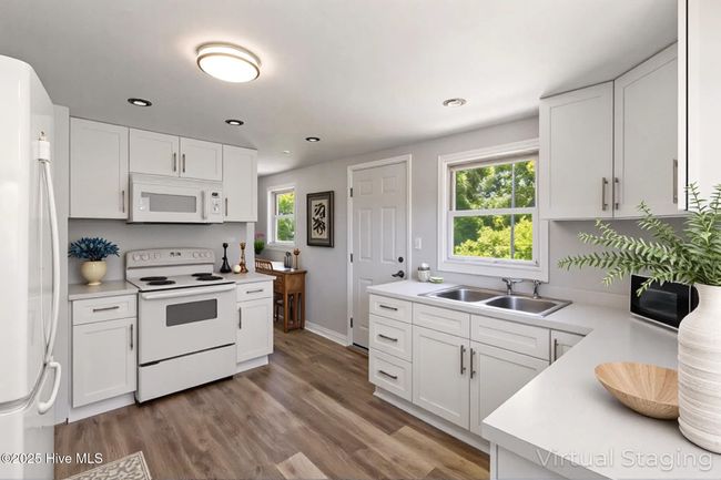 Kitchen/View 1/Staged | Image 6