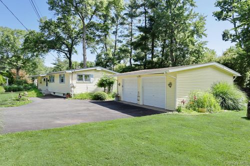 16 Heather Ln, West Nyack, NY, 10994-1806 | Card Image