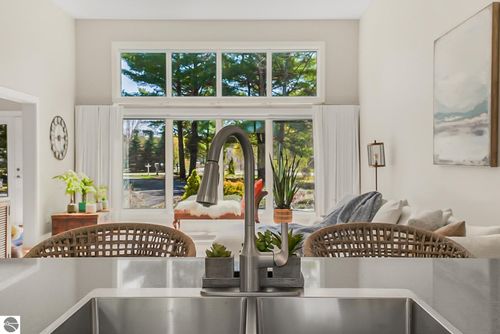 b-8906-B Manhattan N, Traverse City, MI, 49685 | Card Image