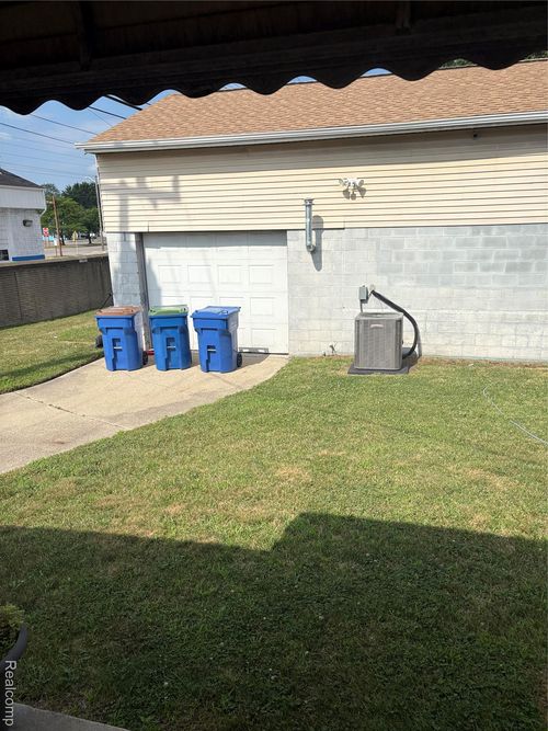 20731 Bartholomaei Ave, Warren, MI, 48091-2468 | Card Image