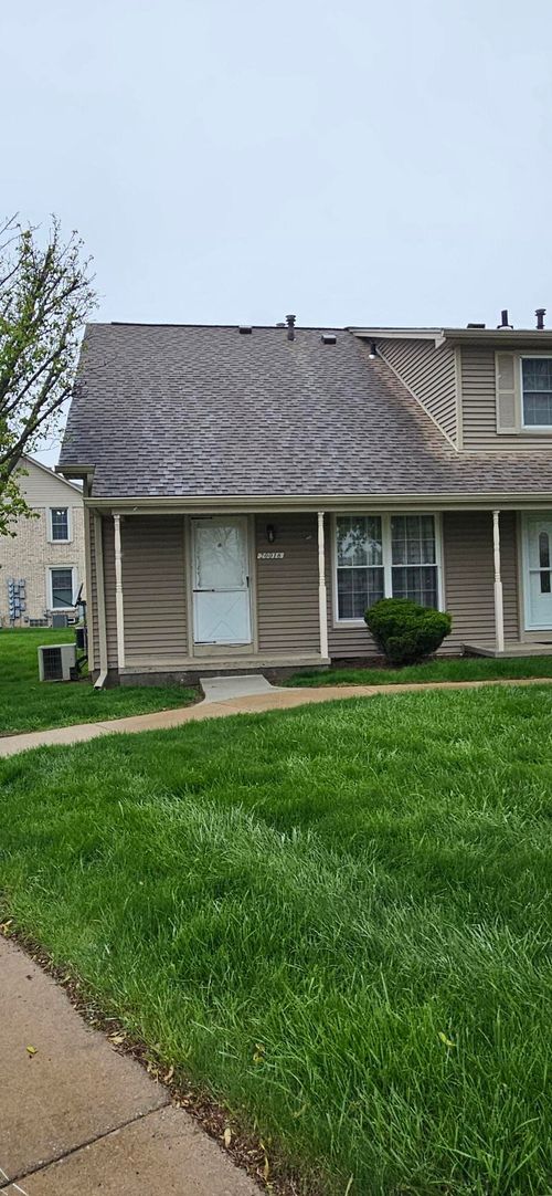 20016 Village Green Ct, Brownstown Twp, MI, 48183-5043 | Card Image