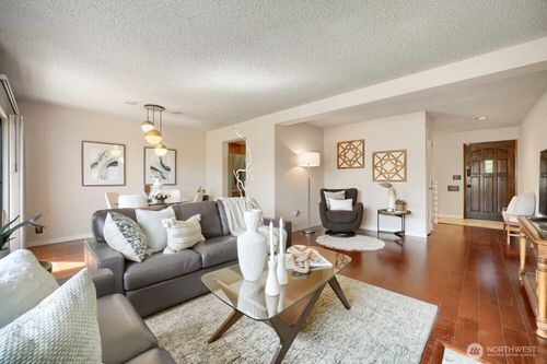 10634 Glen Acres Dr S, Seattle, WA, 98168-1566 | Card Image
