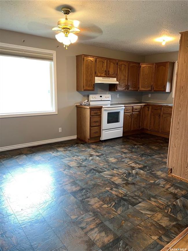206 2 Nd St W, House other with 5 bedrooms, 2 bathrooms and 4 parking in Wilkie SK | Image 4