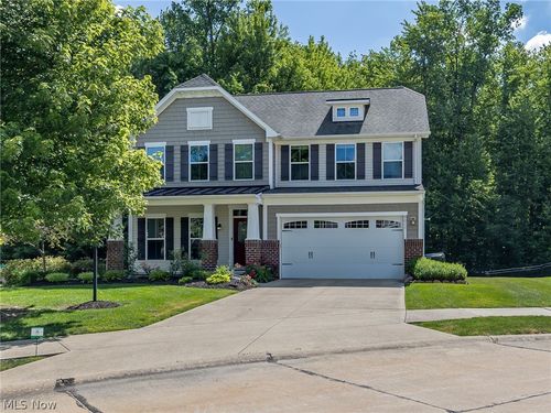 9011 Moss Pointe Cir, Olmsted Twp, OH, 44138-8167 | Card Image