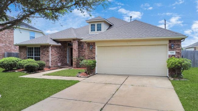 1604 Spring Glen Ln, House other with 3 bedrooms, 3 bathrooms and 2 parking in Pearland TX | Image 4