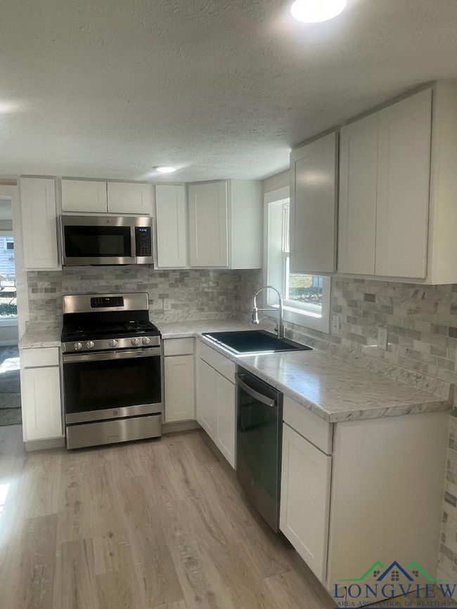 338 E Peters St, House other with 3 bedrooms, 2 bathrooms and null parking in De Kalb TX | Image 14