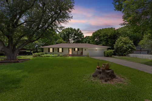 325 Oakwood Dr, Lancaster, TX, 75146-2823 | Card Image