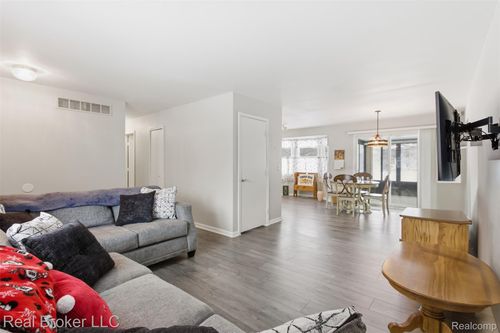 8152 Fox Hollow Rd, Goodrich, MI, 48438-9236 | Card Image