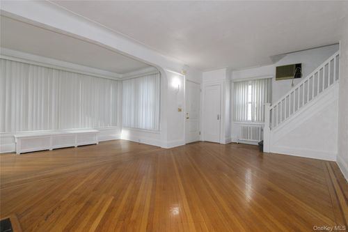 4623 Arcadia Ln, Great Neck, NY, 11020-1262 | Card Image