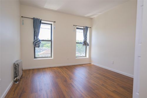 apt2-79 Railroad Ave, Middletown, NY, 10940-4029 | Card Image