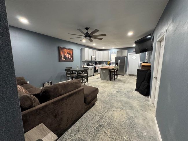 000 Old Farm Market 705 S, House other with 2 bedrooms, 2 bathrooms and 3 parking in Broaddus TX | Image 11