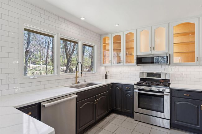 8 Woodhill Ln, House other with 3 bedrooms, 3 bathrooms and null parking in North Oaks MN | Image 5