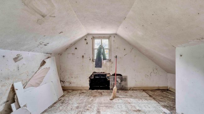 upstairs west bedroom | Image 16