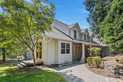 16430 266th Ave Se, Issaquah, WA, 98027-6936 | Card Image