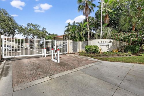 226-2121 Wood St, SARASOTA, FL, 34237-7904 | Card Image