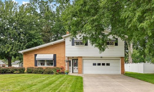 28520 Spruce Dr, North Olmsted, OH, 44070-5164 | Card Image