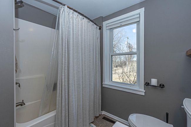 16-Main Floor Bath.jpg | Image 16