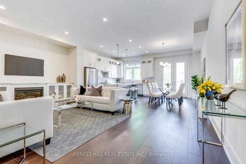 727 Ebony Ave, Mississauga, ON, L5E1A1 | Card Image