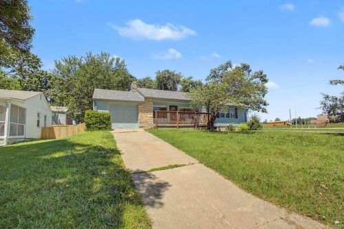 210 Ridge Dr, Manhattan, KS, 66502-3827 | Card Image